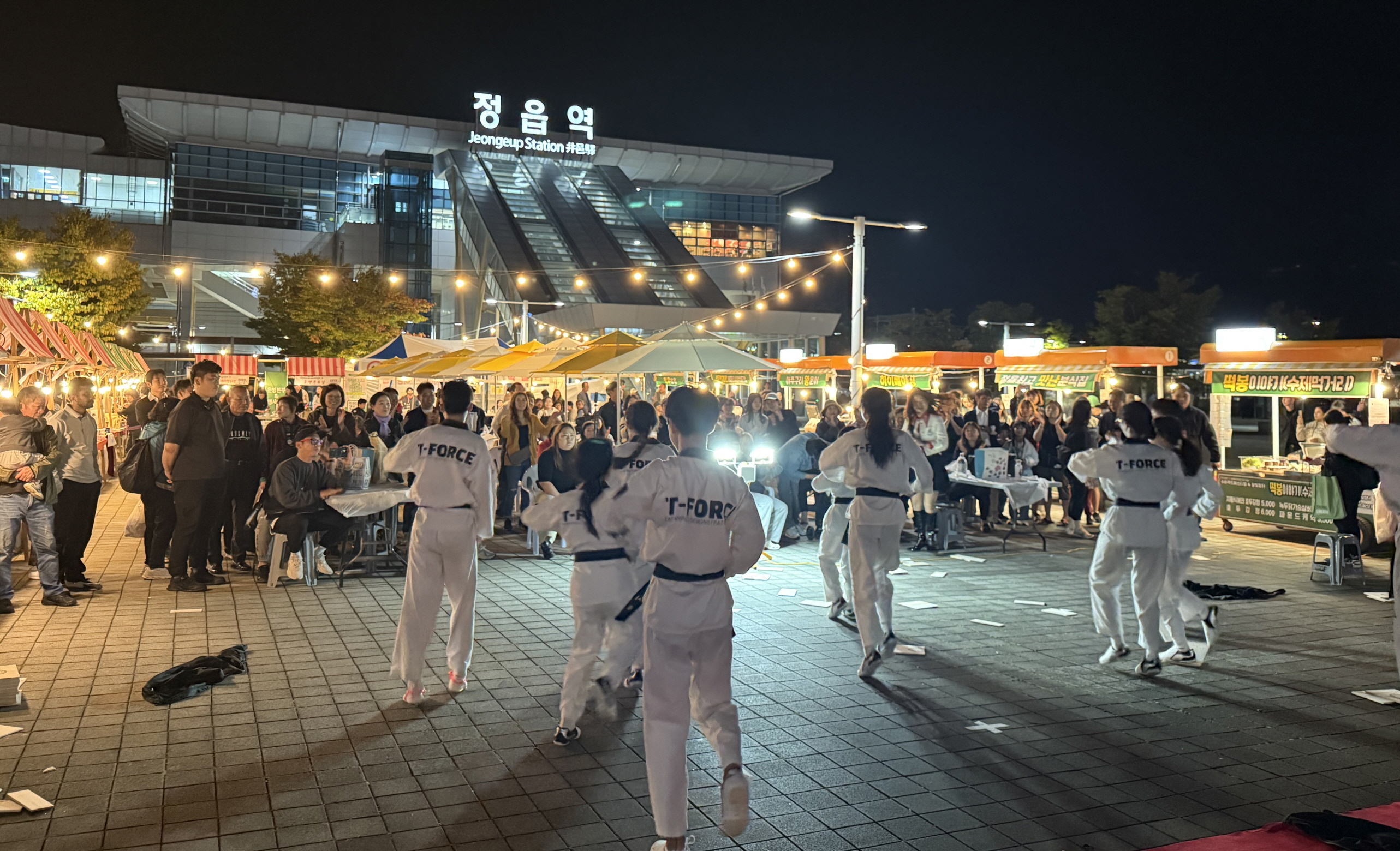 ȶ ޺Ϳ Ǫ 佺Ƽ, ù ָ 1300 湮ϸ 