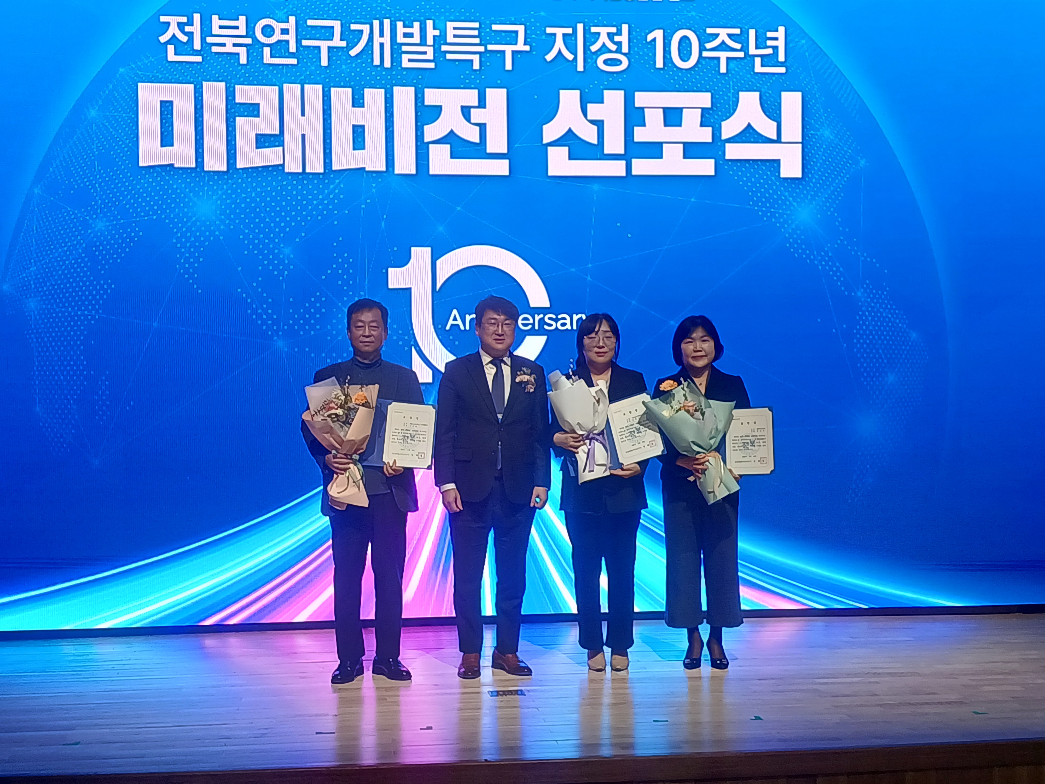 ���Ͽ�������Ư�� 10��  �����ϵ��� �̷���� �߽����� Ű��...��